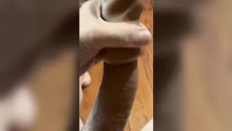 Hunk poilu joue avec sa grosse bite non circoncise jusqu'à éjaculer