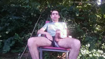 Twink magricela se masturba e goza ao ar livre em público