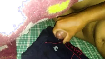 Masturbação gay indiana com gozada na cueca e mijando