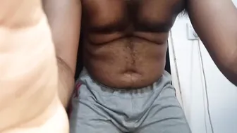 دaddy دب ناضج ي masturbate زبه الكبير بملابس داخلية بيضاء حتى القذف