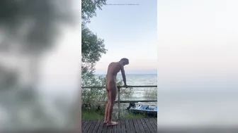 Jovem nudista musculoso se masturba em um local público tranquilo
