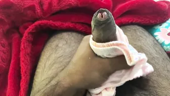 فتى أسود شاب بسروال ثونغ يستمني زبه الكبير غير المختون بمفرده