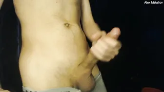 Twink magrinho bate punheta sozinho com o pau grosso e de capuz