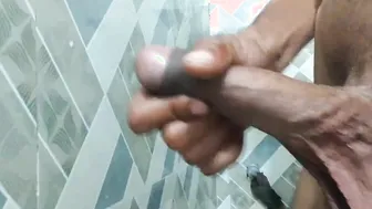 Papai indiano se masturba com seu pau monstro incircunciso até gozar
