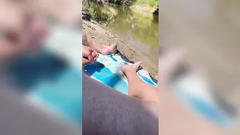 Papi se masturba la polla blanca grande en la playa pública