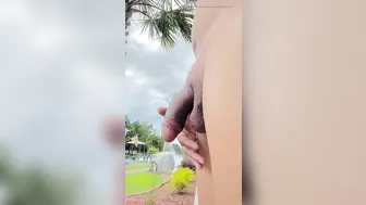 Twink solo se masturba la gran polla aceitada desnudo al aire libre