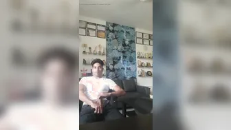 Joven en uniforme recibe masturbación con anillo para pene en baño