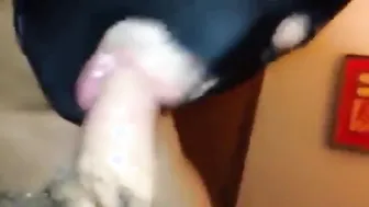 Dos daddies usan su boca y se corren dentro