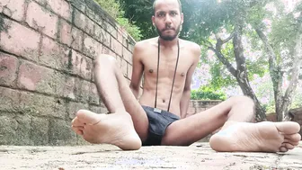 Twink negro não circuncidado bate sua pica grande até um final cremoso