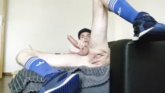 年轻男独自展示剃光的后穴并撸大屌