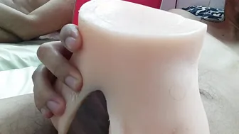 Twink latino em solo com brinquedos e gozada de pau grande