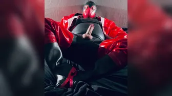 穿红色乳胶涉水裤和手套的 twink 撸他的大鸡巴