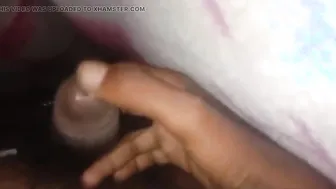 Jeune sportif desi branle sa grosse bite jusqu'à l'orgasme en solo