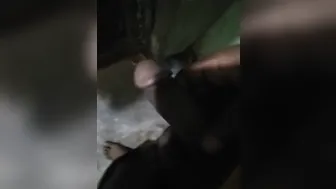 Jeune minet se masturbe la grosse bite avec un cockring en plein air
