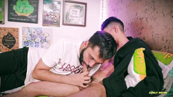 Camilo brown faz boquete profundo no jovem twink andres e engole en...