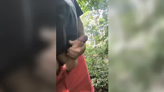 森の中で一人で太い割礼チンポをシコシコする男の子