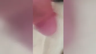 Jovem americano se masturba sozinho com pau grande