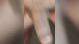 Twink se masturba con gran polla gruesa en público pov handjob