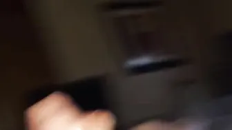 Solo twink se masturba su gran polla dura en primer plano hasta cor...