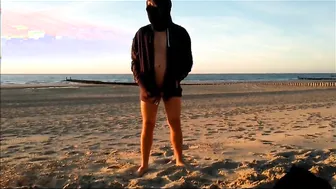 Twink exposto e masturbado em praia d...