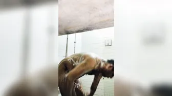 Joven desi se masturba polla grande en el baño de noche