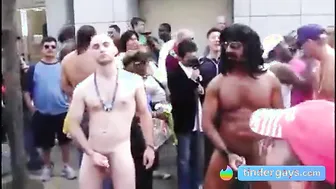 Masturbación al aire libre de musculoso y acción anal en grupo