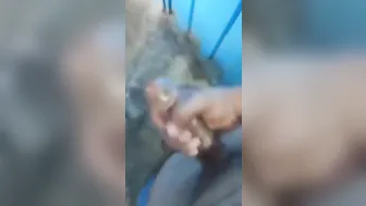 Chico indio con gran polla negra se masturba y se pajea en solitario