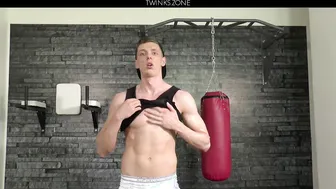 Twink se déhanchant et massage érotique avec billy rock