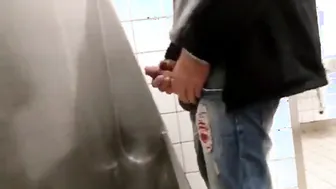 Pai curioso bate punheta no seu pau grande e fantasia