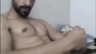 Joven turco con polla grande se masturba y se corre en webcam