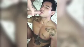 فحل لاتيني بزب كبير يحصل على مص من فتى آسيوي هاوٍ