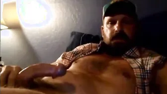 胡子肌肉 daddy 自慰并射在自己脸上