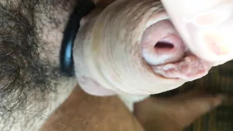 Behaarter daddy wichst seinen großen unbeschnittenen schwanz bis zu...
