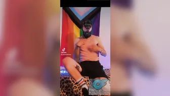 Joven flaco en látex y corsé de cuero es dominado