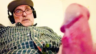 Papa mature branle sa grosse bite et jouit devant la caméra
