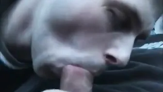 Blowjob amateur gay dans une camionnette se termine par une éjacula...