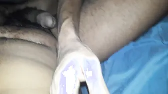Twink brésilien pisse pendant qu'il se fait enculer sans capote par...