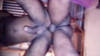 Desi-bär mit großem schwanz fickt dorf-twink-bottom bareback und kommt
