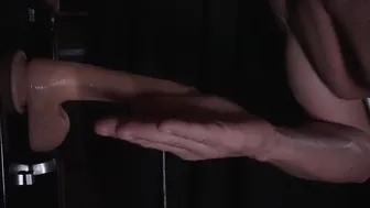 Papa fait une gorge profonde avec un gode et se branle avec sa salive