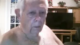 Papito gordito se desviste y se masturba en webcam