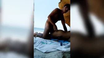 نيك بدون واقي لشاب ناعم على شاطئ معزول