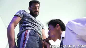 Latino-daddy versohlt und fickt süßen twink-stiefsohn ohne kondom