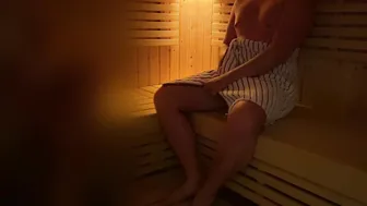Twink pego se masturbando em sauna pública com cueca de desconhecido