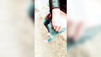 Twink 暴露狂在柏林 cruising 地点戴着阴茎环自慰