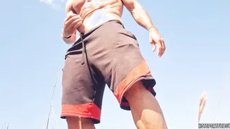 Twink latino musculoso se masturba su gran polla sin cortar en una ...