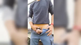 شاب نحيف بقضيب كبير يفرز سائل منوي ويبول بقوة