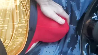 未割包皮的爸爸开车时展示粗壮大包