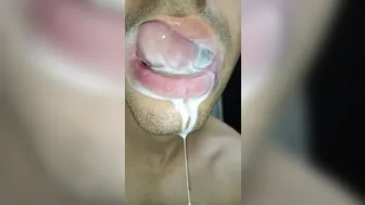 Schlampiger blowjob mit langer zunge und spermaschlucken in nahaufn...