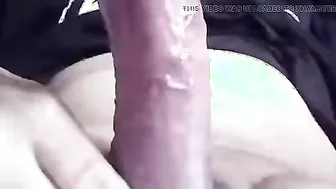 Papá se masturba su gran polla en solitario en hd