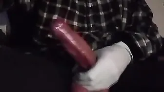 شاب أبيض يستمني زبه الكبير في فيديو masturbation منزلي